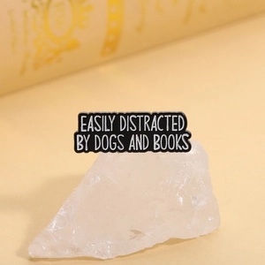 Broche livre en émail avec slogan Easily Distracted by Dogs and Books pour lecteurs