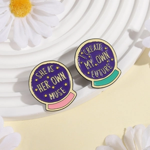 Broches en émail boule de cristal violette avec She is Her Own Muse et I Create My Own Future