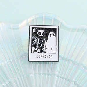 Broche Halloween en émail style Polaroid avec crâne, fantôme et fond étoilé brillant