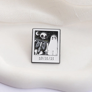 Broche Halloween émaillée avec squelette et fantôme style polaroïd et détails pailletés