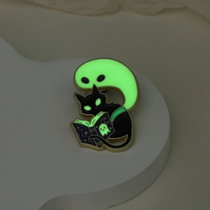 Pin's chat d'Halloween lumineux avec détails de fantômes brillant dans le noir