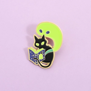 Broche en Émail de Chat de Lecture Fantôme Lumineux de Dessin Animé Pin Halloween Sorcière Chat Noir Fantôme Livre Badge Alliage