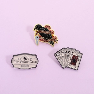 Broche en Émail Gothique Thème Roman Crow Club Corbeau Rose Lettre Carte de Poker en Alliage de Zinc Badge pour Vêtements Sac à Dos Accessoires