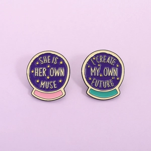 Broche en Émail Boule de Cristal Violette Inspirante pour Femmes Filles Alliage de Zinc Ciel Étoilé Étoile Slogan Badge Bijoux Cadeau
