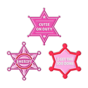 Set aus rosa Emaille-Sheriffsternen mit den Aufschriften Cutie on Duty und Sheriff