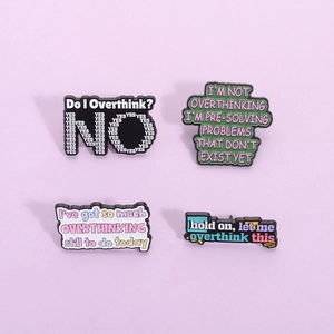 Pins Émaillés Drôles Overthinking Broche Métal en Alliage de Zinc Badge de Citation de Dessin Animé pour Sac à Dos Vêtements Cadeau
