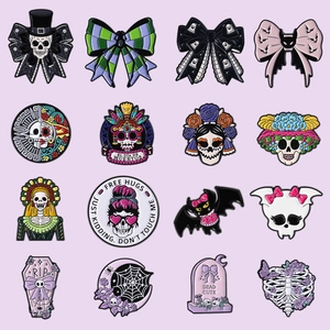 Gothic Halloween Emaille Pins Süße Schleife Totenkopf Fledermaus Sarg Grabstein Brosche Tag Der Toten Abzeichen Für Tasche Kleidung