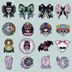 Kreatives Halloween-Schleifen- und Totenkopf-Emaille-Pin-Set mit Tag der Toten Motiven
