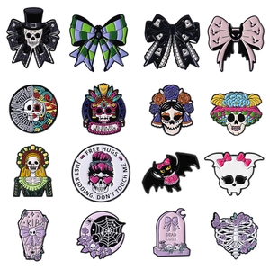 16er Set Halloween Emaille-Pins mit Totenköpfen und Fledermäusen in 4x4 Matrix-Anordnung