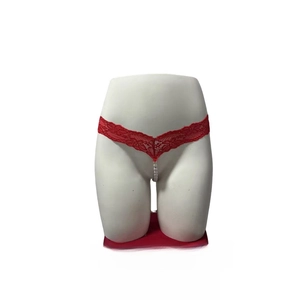 Perizoma sexy in pizzo rosso con dettagli in perle artificiali su manichino bianco