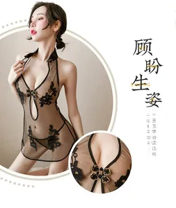 Détails de broderie florale et de boutons traditionnels sur lingerie en tulle transparent