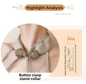 Détail du haut cheongsam en soie grise avec boutons chinois et découpe à la poitrine