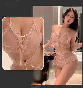 Détail de lingerie en maille rose avec chaînes de perles et bords à volants élégants