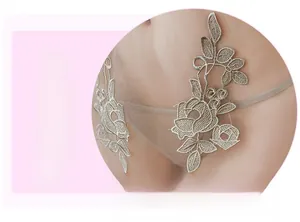 Gros plan détaillé de la broderie de rose dorée soluble dans l'eau sur lingerie fine