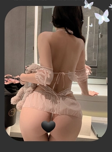 Vue arrière d'un ensemble de lingerie en dentelle rose avec poignets à volants