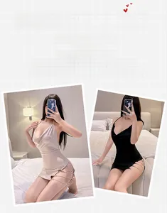 Détails de lingerie satinée dos nu avec chaînes strass argentées et découpes latérales