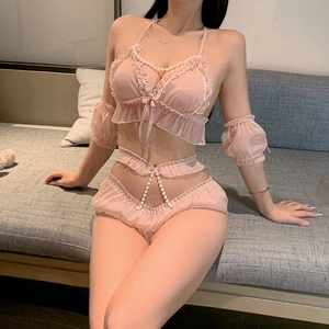 Ensemble lingerie rose en dentelle avec volants, chaînes de perles et manches bouffantes