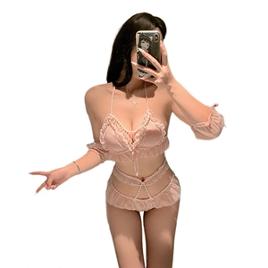 Ensemble de lingerie en satin rose avec haut dos nu à volants et chaînes de perles