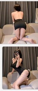 Détails du dos d'une robe moulante noire avec dos nu et chaînes métalliques latérales