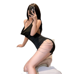 Mini robe dos nu licou noire sexy avec fente latérale et chaînes en strass brillants