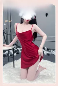 Détail de la nuisette en satin rouge montrant le tissu brillant et fines bretelles