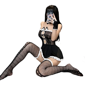 Ensemble de lingerie soubrette noir et blanc avec body en dentelle et bas résille