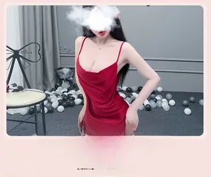 Détail d'une robe nuisette en satin rouge avec bretelles et décolleté bénitier drapé