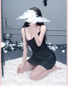 Détail d'une chemise de nuit en satin noir avec fines bretelles et décolleté drapé élégant