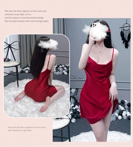 Détail d'une nuisette en satin rouge avec bretelles croisées et tissu soyeux