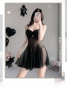 Dettaglio lingerie in rete nera trasparente con fiori rosa e orlo a pieghe