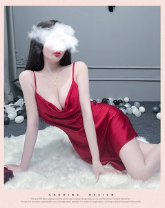 Détail d'une nuisette en satin rouge foncé avec col bénitier et texture soyeuse
