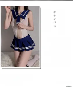 Detalle de disfraz de marinera sexy con top de cuello azul y minifalda plisada