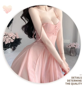Dettaglio intimo in mesh rosa con fiori decorativi e scollatura a pieghe fine