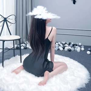 Nuisette élégante en satin noir pour femme avec texture soyeuse et dos ouvert
