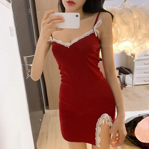 Dettaglio della camicia da notte rossa aderente con pizzo bianco e piccolo fiocco