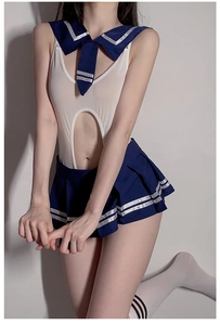 Detalle de conjunto lencería sexy de marinera con cuello azul y minifalda plisada