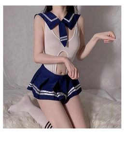 Detalle de lencería de marinera sexy con falda plisada azul y medias blancas altas