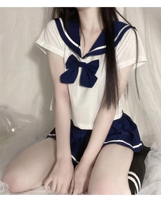 Détail d'uniforme de marin japonais avec jupe plissée bleue et chaussettes rayées