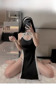 Détail du costume de nonne sexy avec fente haute et bordure en dentelle sur l'ensemble noir