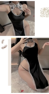 Détail de la lingerie cheongsam en satin noir avec dentelle blanche et col choker