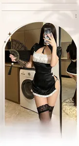 Spitzendetail eines schwarz-weißen sexy Korsetts mit chinesischem Stehkragen und Knoten