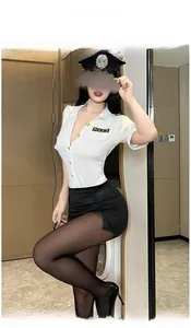 Detail der sexy Polizeiuniform mit weißem Hemd, Minirock und schwarzer Polizeimütze