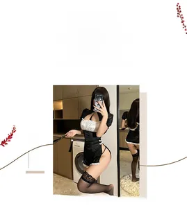 Detail eines sexy schwarz-weißen Spitzenbodys mit Rüschen und Schnürung an der Seite