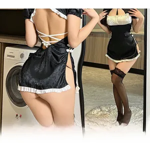 Detailansicht der sexy Dessous mit weißen Kreuzgurten und Spitzenbesatz am Rücken