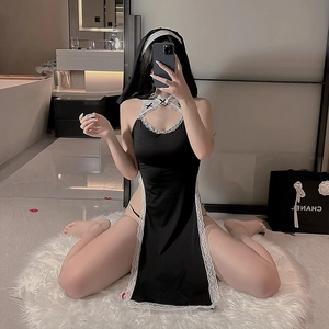 Ensemble lingerie sexy religieuse avec robe fendue noire et détails en dentelle blanche