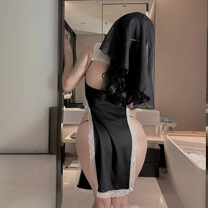 Costume de religieuse sexy avec body en satin fendu et voile bordé de dentelle fine