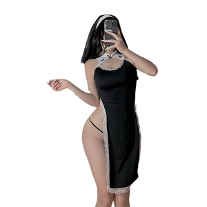 Costume de nonne sexy avec robe moulante noire, dentelle et fentes latérales hautes
