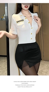 Detail eines sexy Polizei-Outfits mit weißem Hemd, Goldknöpfen und schwarzem Minirock
