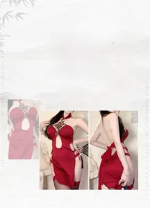 Dettaglio di lingerie in raso rosso con ricamo floreale e lacci laterali ad alto spacco