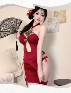 Dettaglio dell'intimo Qipao rosso con ricami floreali e bottoni a nodo tradizionale